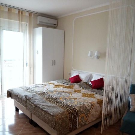 Elen Apartment - Adults Only Орикум Экстерьер фото