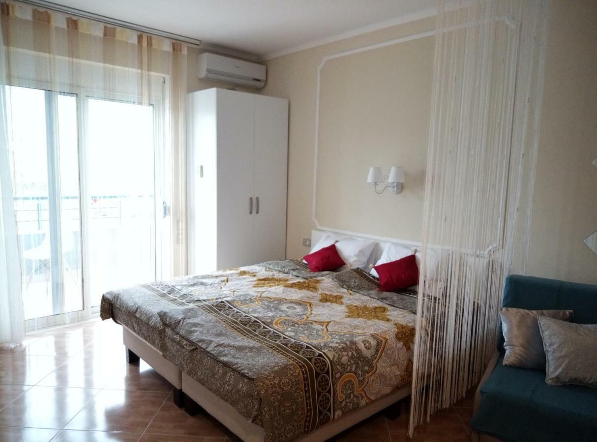 Elen Apartment - Adults Only Орикум Экстерьер фото